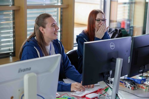 Lachende Frauen am Computer